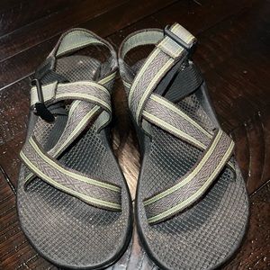 Kids size 7 sandals. Similar to chacos. Vibram Tevas.